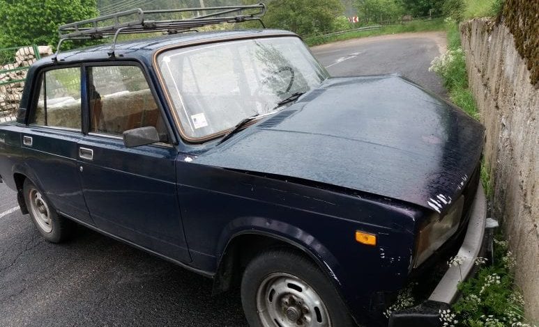 Лада се заби челно в шкарпа